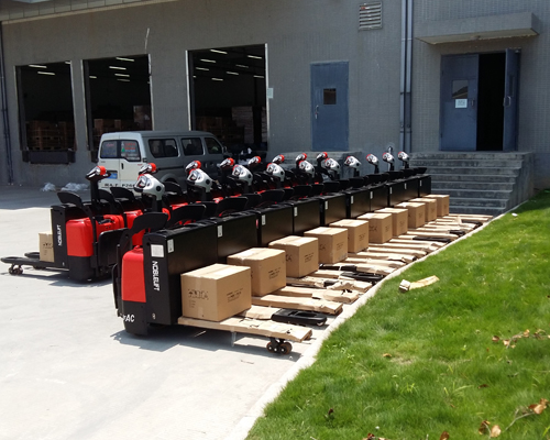 選(xuan)擇電動(dong)叉車時(shí)需要考(kǎo)慮哪些(xiē)關鍵因(yin)素？如何(hé)根據實(shi)際需求(qiu)進行合(he)理選型(xing)？