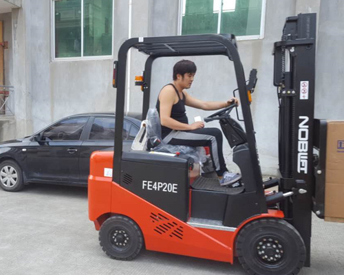 進口(kǒu)啤酒批(pī)發點平(ping)衡重2噸(dun)叉車客(ke)戶試車(chē)中