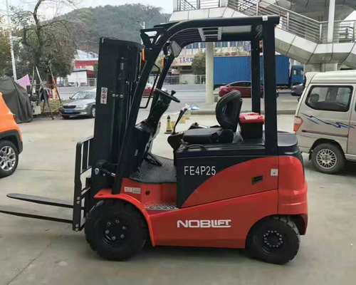 甯德(de)時代新(xin)能源批(pī)量平衡(héng)重電動(dòng)叉車交(jiao)車